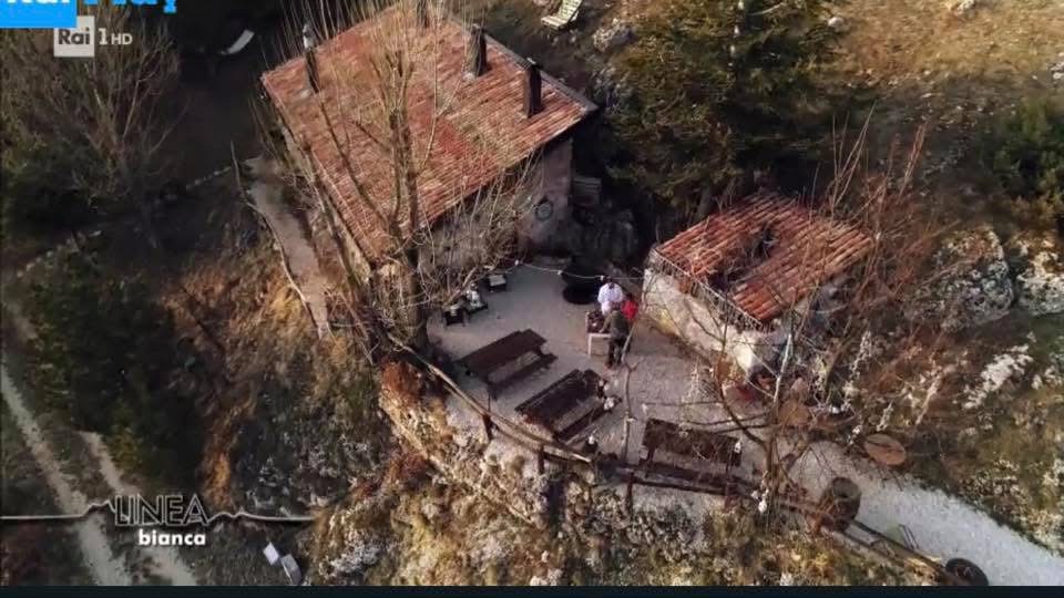 Il Rifugio Mandolò visto dall’alto, immerso nella montagna
